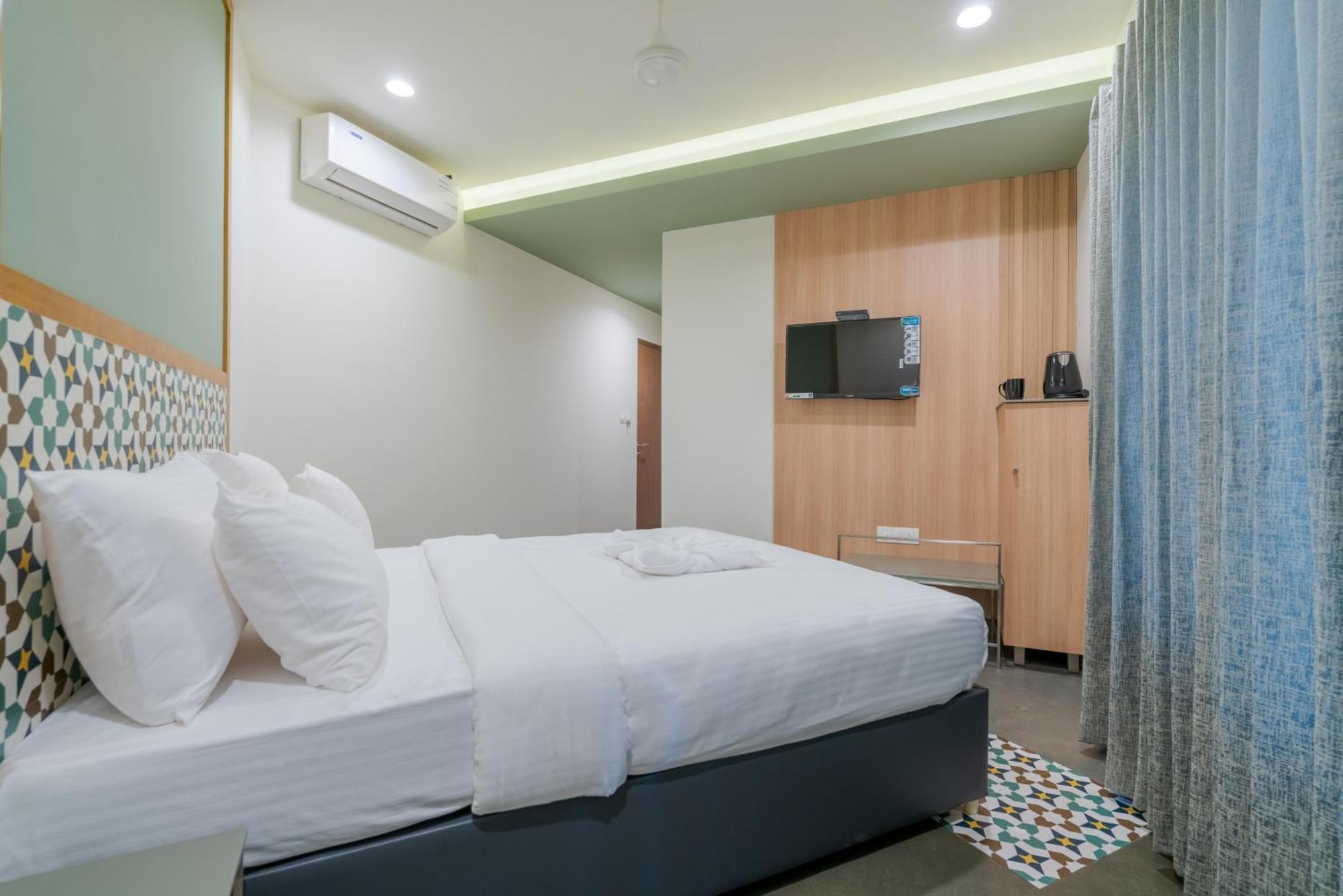 Aryaas Regent Hotel Kochi Exterior photo